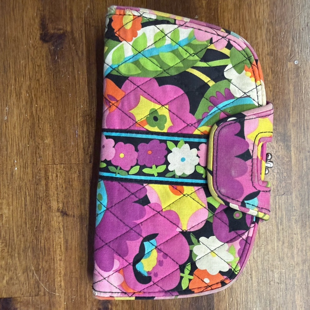 Vera Bradley Kiss n Snap wallet in retired Va Va Bloom pattern